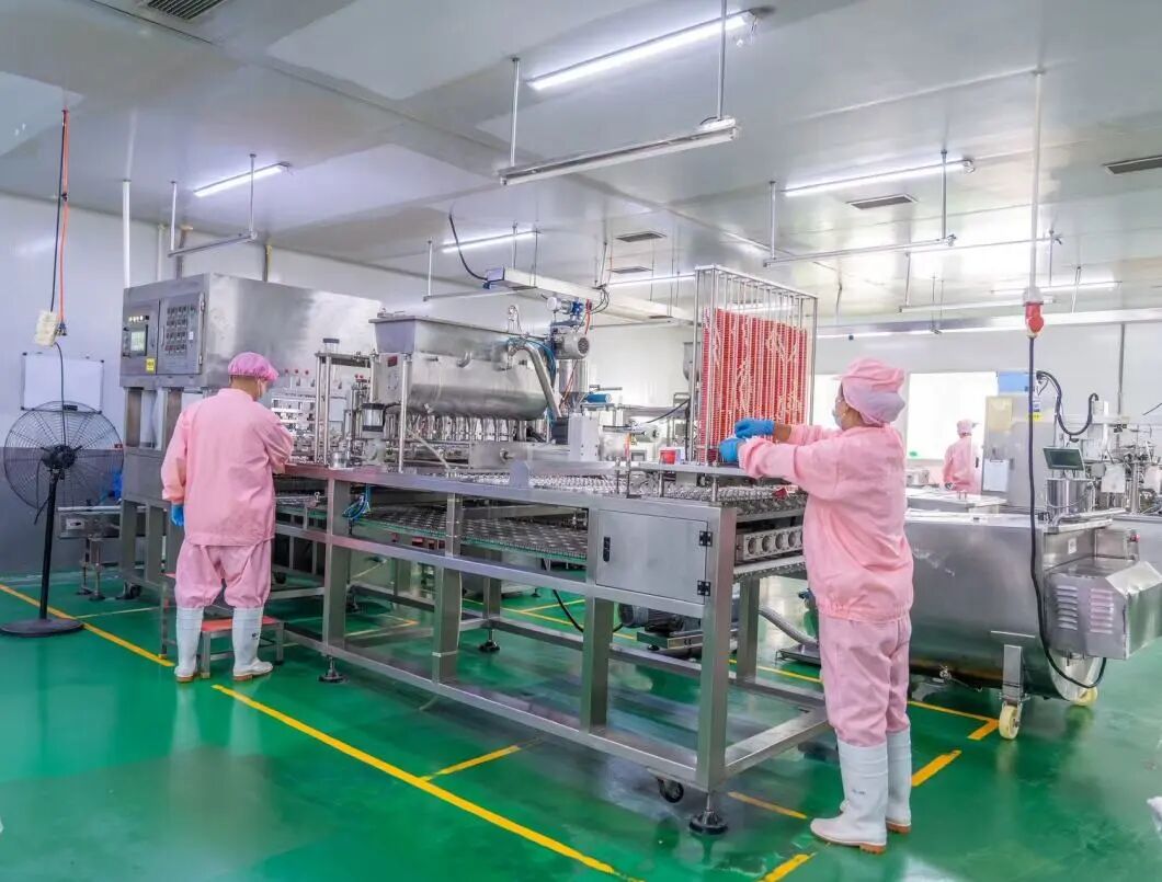 千彩食品生产人员在设备旁作业